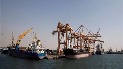40 سفينة تعبر قناة السويس بحمولات 2.3 مليون طن