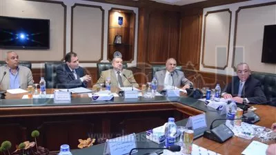 وزير الطيران يبحث استعدادات زيارة وفد 