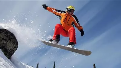 بالفيديو.. متزلج على المرتفعات يقفز على رأس بركان في 