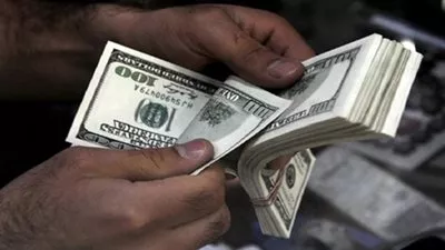 الدولار يتخطى حاجز الـ 18 جنيها للبيع والشراء في البنوك