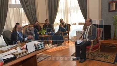 المتحدث باسم وزارة الخارجية يستقبل أهالي  26 مواطناً مفقودين في ليبيا