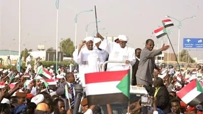 البشير يتجول في الخرطوم بسيارة مكشوفة بعد عودته من جوهانسبرج