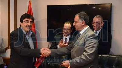 حسام كمال يوقع 