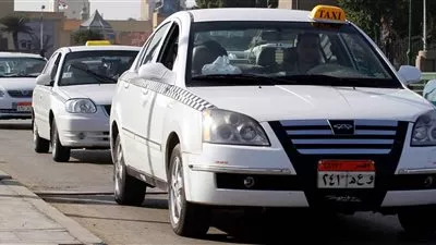 سائقو التاكسي الأبيض يقطعون الطريق بـ