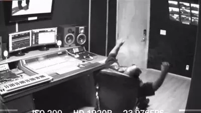 شاهد.. لحظة انفجار هاتف بوجه فنان مشهور