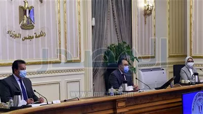 رئيس الوزراء يُناقش آليات تطوير صناعة الدواء في مصر