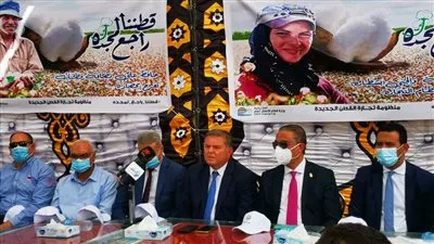 وزير قطاع الأعمال العام يشهد مزادًا لبيع الأقطان بالفيوم