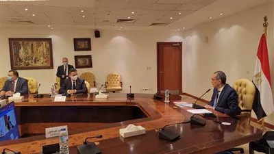 «الاتصالات» توقع اتفاقاً لإنتاج 50 سيارة بريد متنقلة مزودة بماكينات ATM