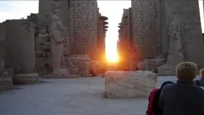 ظاهرة فلكية نادرة لشروق الشمس فى الكرنك وقصر قارون بالفيوم
