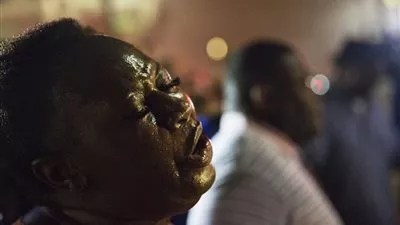 بالفيديو  ..  مسلح يطلق النار داخل كنيسة للسود في ولاية ساوث كارولاينا ويقتل 9 أشخاص