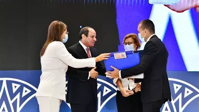 السيسي يتسلم تقرير التنمية البشرية في مصر لعام 2021