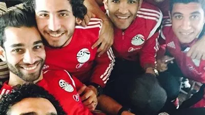 محمد صلاح يلتقط سيلفي مع لاعبي المنتخب قبل مباراة غينيا 