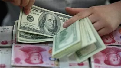 الدولار يرتفع قرب أعلى مستوى في 14 عاما