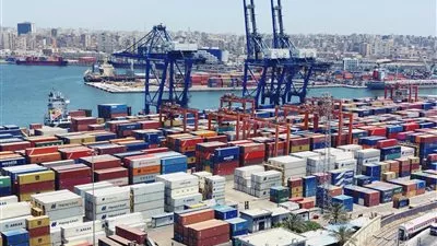 الحكومة: الإفراج عن سلع أساسية من الجمارك بقيمة ملياري دولار خلال أيام