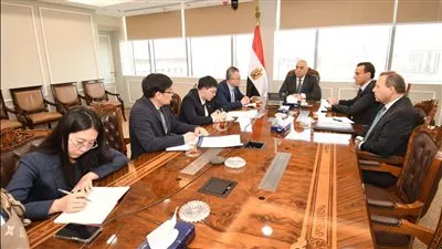 وزير الإسكان يبحث موقف المشروعات المشتركة مع شركات المقاولات الصينية