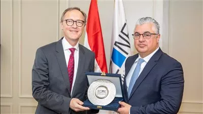 رئيس اقتصادية قناة السويس يبحث مع سفير لاتفيا سبل التعاون المشترك 