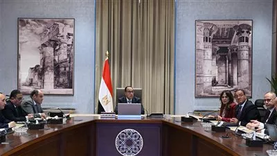 رئيس الوزراء يتابع موقف تطبيق منظومة الشحن المسبق