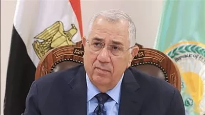 وزير الزراعة يتابع منظومة كارت الفلاح وتطبيق نظام الـ«gps» في نقل الأسمدة