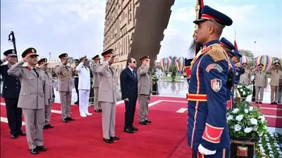 السيسي يضع إكليلًا من الزهور على النصب التذكاري بالعاصمة الإدارية