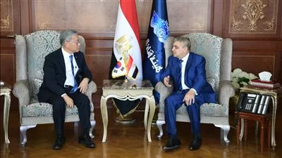 رئيس قناة السويس يبحث التعاون بين مصر وكوريا بمجال صناعة بناء السفن 