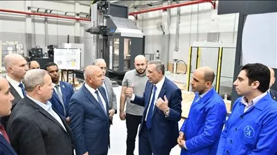 وزير النقل يتفقد ورش إيرماس المتخصصة في عمرة وصيانة جرارات السكك الحديدية 