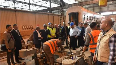 وزير النقل يتفقد سير العمل بورش أبو زعبل لصيانة عربات القطارات الروسية-المجرية 