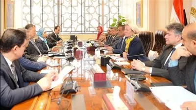 الحكومة تناقش آليات تطبيق منظومة التخلص الآمن من المخلفات بالمنشآت السياحية