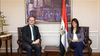 «المشاط» تبحث مع السفير البريطاني تعزيز جهود أمن الطاقة وتنفيذ مشروعات «نُوَفِّي» 