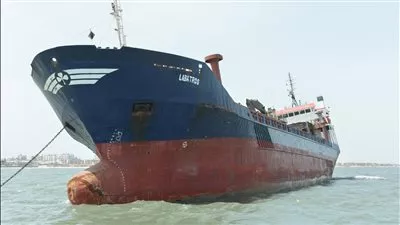 إنقاذ سفينة و طاقمها من الغرق قبل عبورها قناة السويس