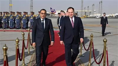 رئيس الوزراء يستقبل نظيره البيلاروسي بمطار القاهرة