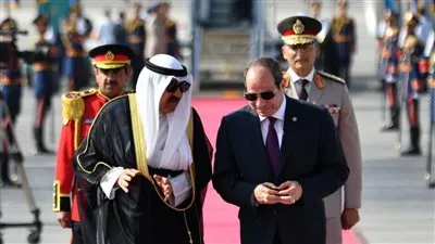 الرئيس السيسي يستقبل أمير الكويت في مطار القاهرة الدولي