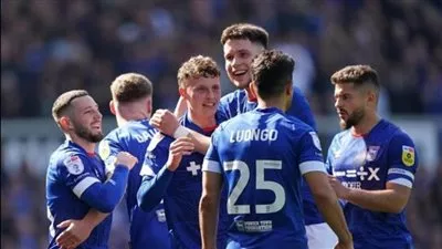 نجمان عربيان يقودان إبسويتش تاون للعودة إلى البريميرليج 