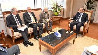 وزير الصناعة يبحث الخطط التوسعية لشركة المنصور للسيارات في مصر