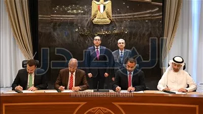 الحكومة تسلم أرض مشروع لإنتاج الكهرباء من طاقة الرياح باستثمارات 10 مليارات دولار