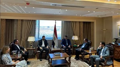 وزير الشباب يبحث مع وكالة بيرل ارت الإيطالية دعم رياضة السيارات بمصر