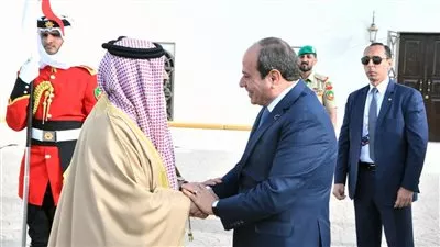 الرئيس السيسي يصل البحرين للمشاركة في الدورة الـ33 لمجلس الجامعة العربية 