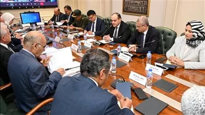 وزير التجارة والصناعة يبحث سبل تنمية المنطقة الصناعية بأبو زنيمة