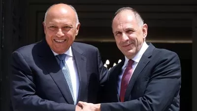 وزير الخارجية ونظيره اليوناني يبحثان العلاقات الثنائية وجهود وقف الحرب في غزة