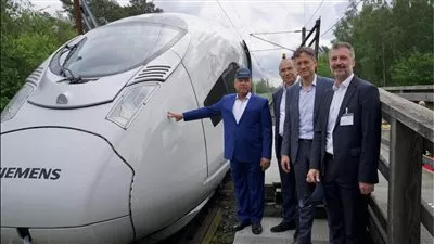 وزير النقل يجرى اختبار القيادة لأول قطار كهربائى سريع