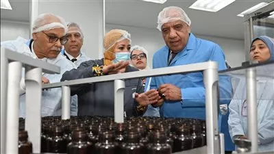 وزير قطاع الأعمال يتابع تنفيذ اشتراطات التصنيع الجيد بشركة القاهرة للأدوية