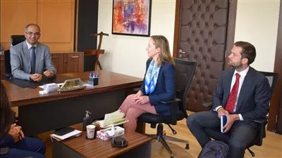 وزير الإسكان يتابع مع بنك الاستثمار الأوروبي موقف تنفيذ مشروعات المياه والصرف الصحى