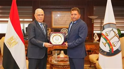 النائب العام يلتقي نظيره اليمني بمكتبه في القاهرة