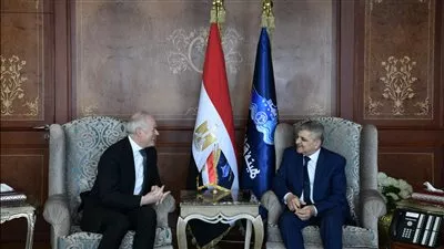 رئيس قناة السويس يبحث مع سفير أستراليا آليات تعزيز التعاون المشترك