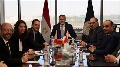 وزير السياحة والآثار يبحث زيادة الحركة الوافدة من فرنسا إلى مصر