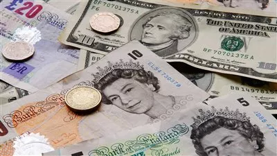 الدولار يتراجع والين يصعد بعد إشارات على قرب خفض الفائدة الأمريكية