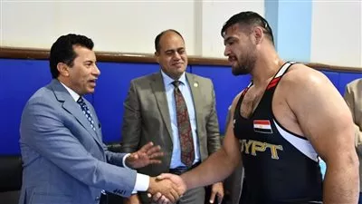 وزير الرياضة يتابع استعدادات منتخب مصر للمصارعة لأولمبياد باريس