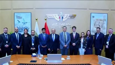 وزير الطيران يبحث التعاون مع الشركات البريطانية بمجال النقل الجوي