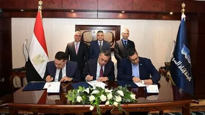 توقيع عقد لتقديم خدمات جمع المخلفات للسفن العابرة لقناة السويس 