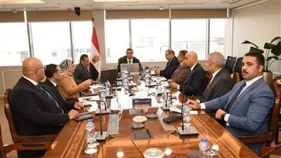 وزير الإسكان يستعرض مقترحات تحقيق أعلى معدلات الاستثمار السياحي