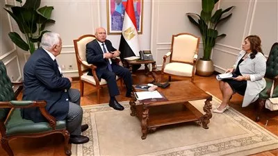 نائب رئيس الوزراء يبحث سبل تطوير صناعة الملابس الجاهزة وزيادة صادراتها